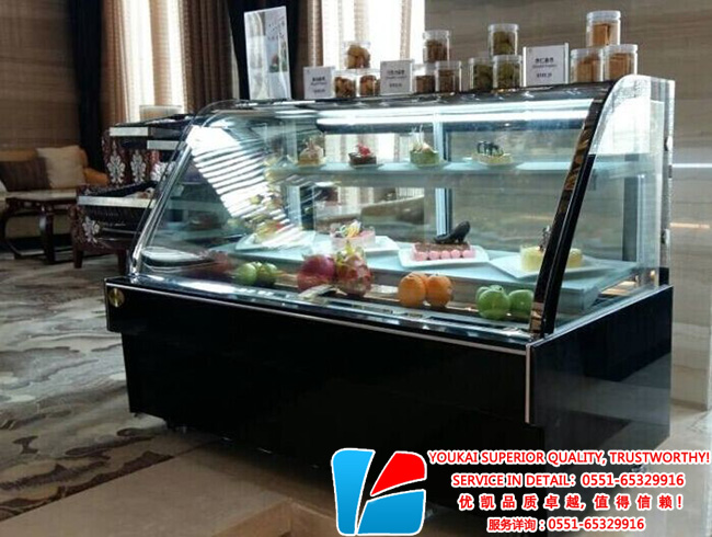 貝斯特酒店休閑區(qū)優(yōu)凱弧形蛋糕柜側(cè)面照